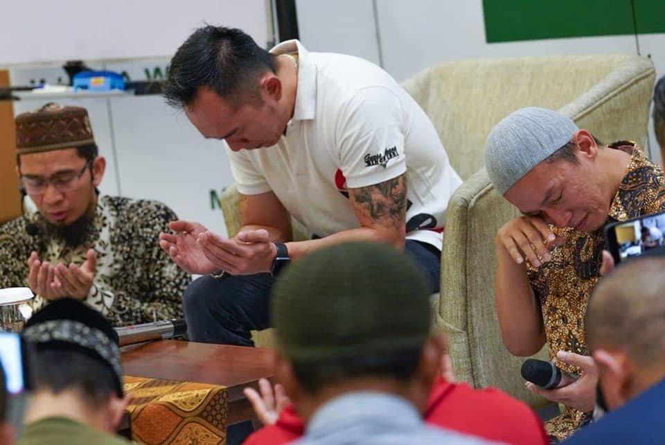 Kakak Kandung Ustaz Felix Siauw Bersyahadat